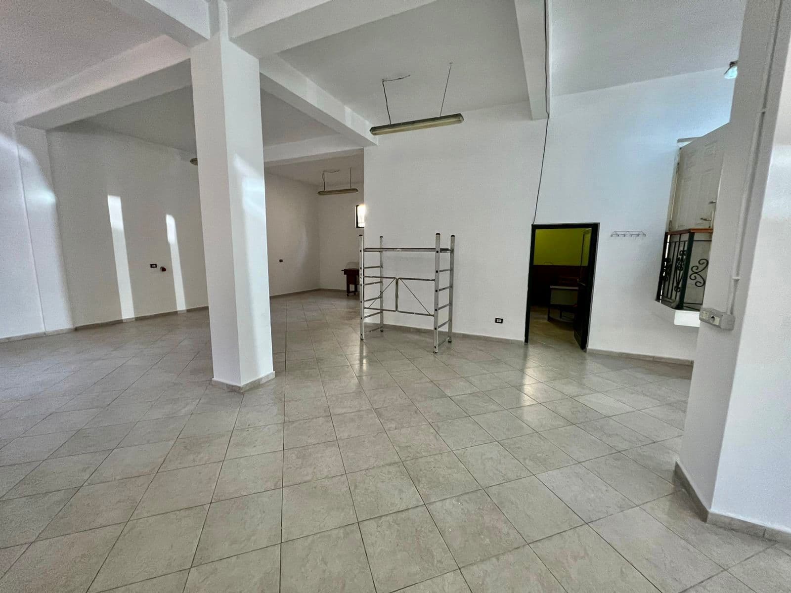 JEPET ME QERA AMBIENT BIZNESI PRANE SHKOLLES QEMAL MICI, DURRES. 2