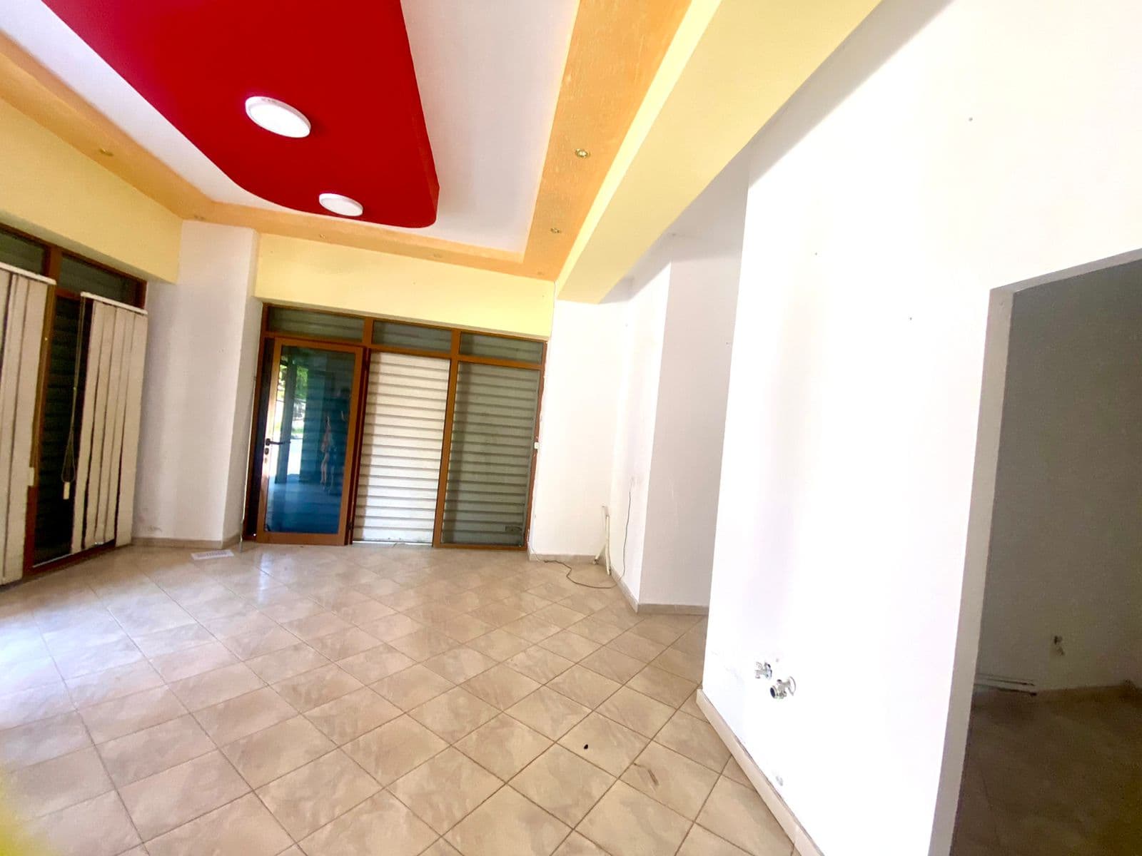 JEPET ME QERA AMBIENT BIZNESI PRANE HOTEL EMPIRE, DURRES.