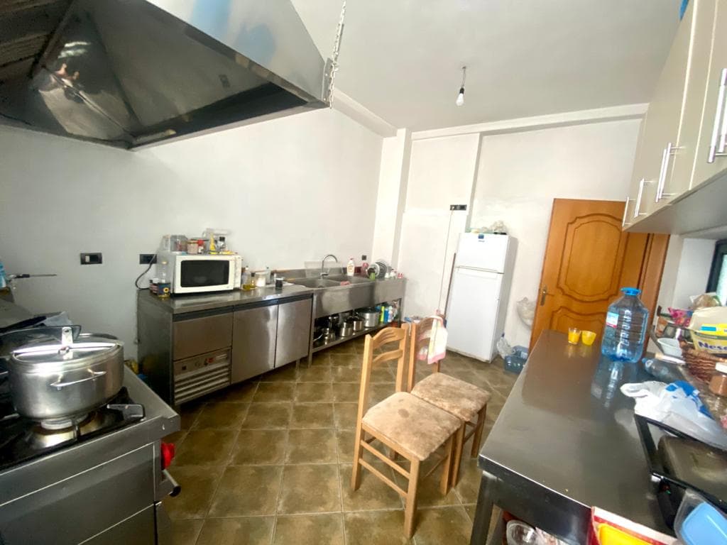 JEPET ME QERA AMBIENT BIZNESI LAGJA 18, RRUGA MUJO ULQINAKU , DURRES. 4