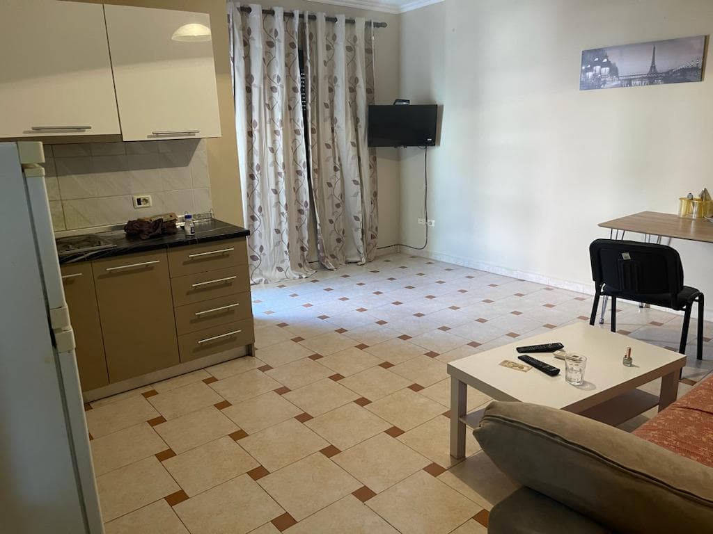 JEPET ME QERA APARTAMENT 1+1,PRANE HOTEL ROYAL,PLAZH,DURRES. 2