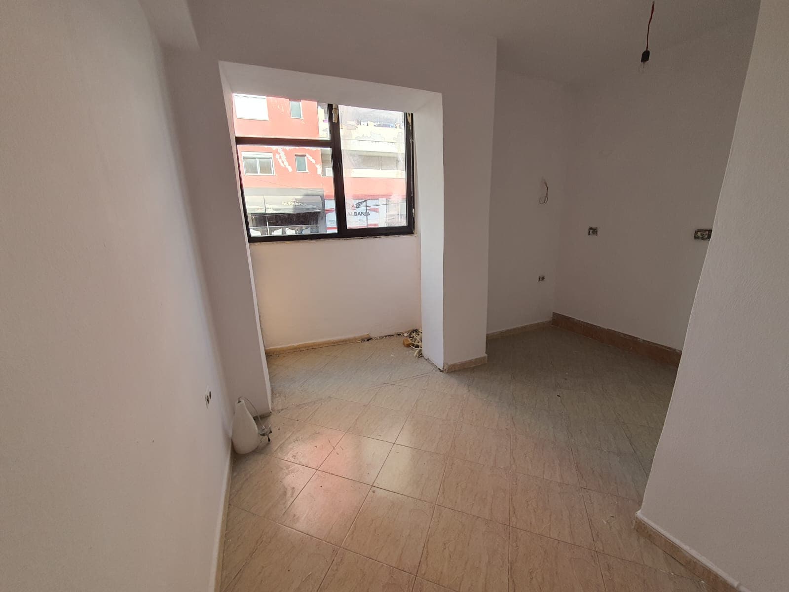 SHITET APARTAMENT 2+1 PRANE DREJTORIS SE POLICIS,DURRES. 3