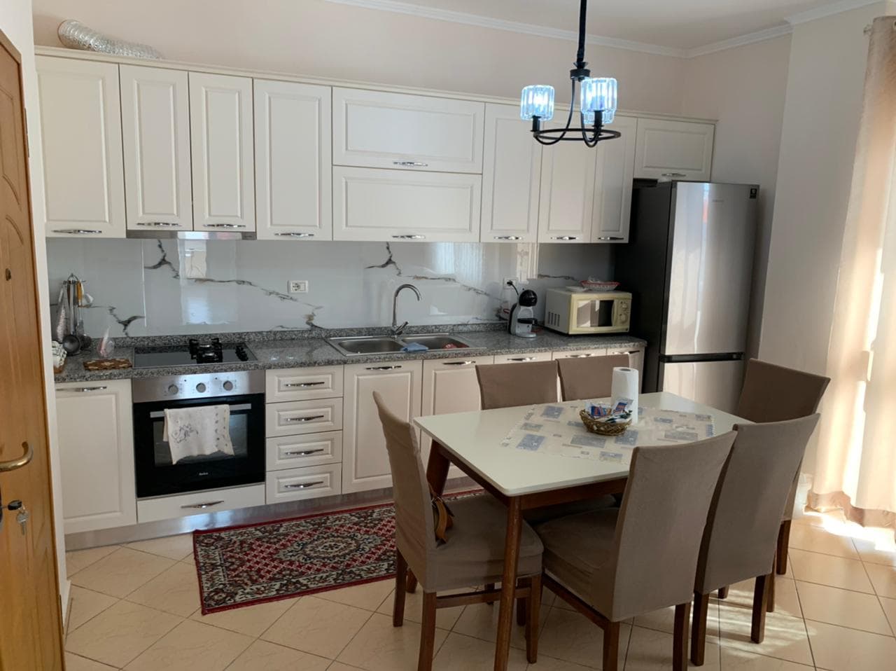 SHITET APARTAMENT 1+1 PRANE UJESJELLESIT, DURRES.
