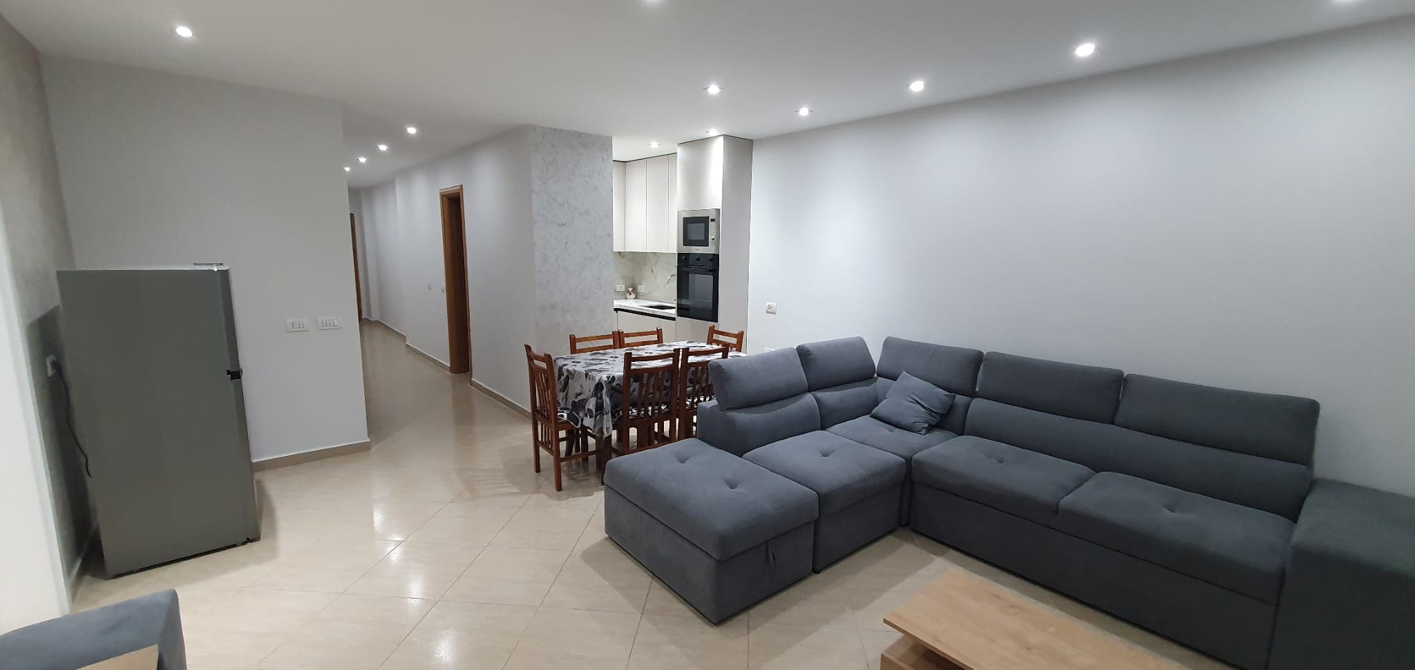 JEPET ME QERA APARTAMENT 2+1+2 NE STACIONIN E PARE TE PLAZHIT, DURRES 2
