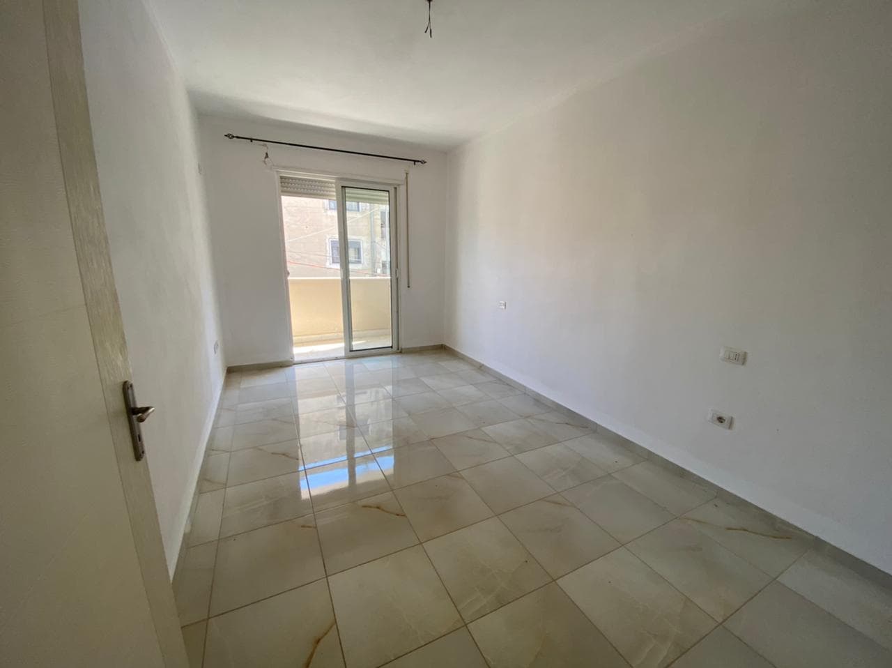 SHITET APARTAMENT 1+1 PRANE SPITALIT,LAGJA 18,DURRES. 4