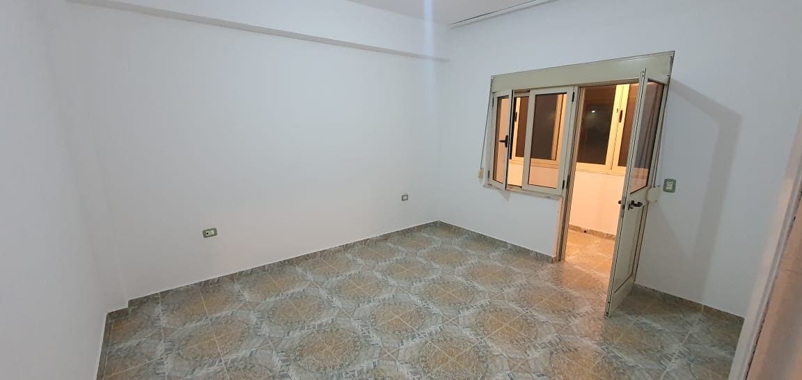 SHITET APARTAMENT 2+1 PRANE FUSHES SE RERES,LAGJA 18,DURRES. 4