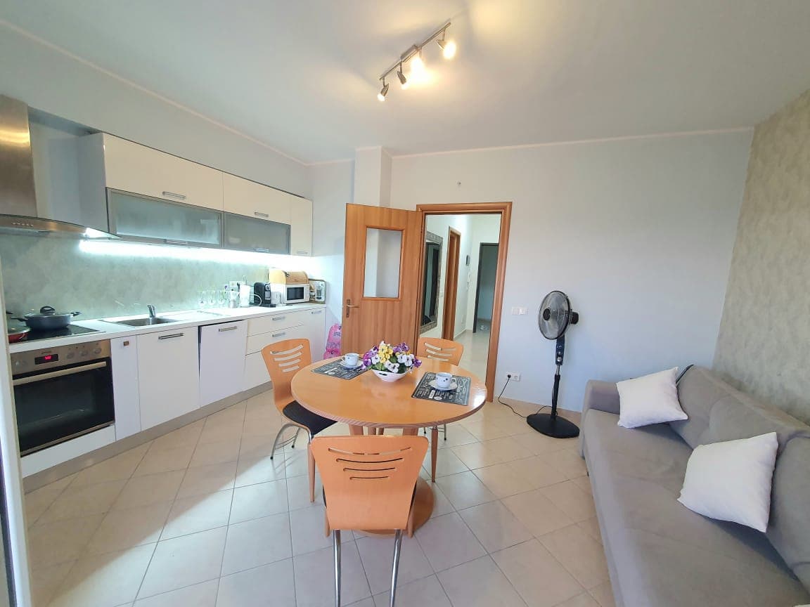JEPET ME QERA APARTAMENT 2+1 ME PAMJE DETI VOLLGA, DURRES. 3