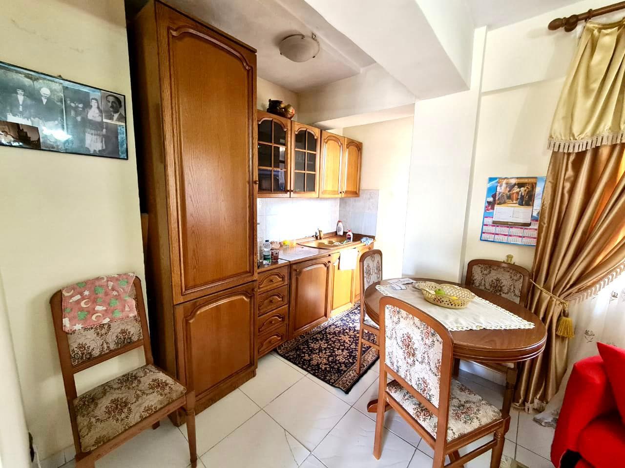 SHITET APARTAMENT 3+1 PRANE SHKOLLES GREKE, VOLLGA, DURRES. 2