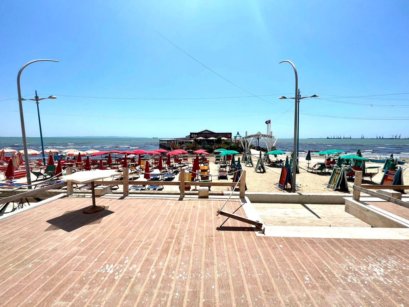 SHITET AMBIENT BIZNESI PRANE PISTES TEUTA , PLAZH, DURRES.