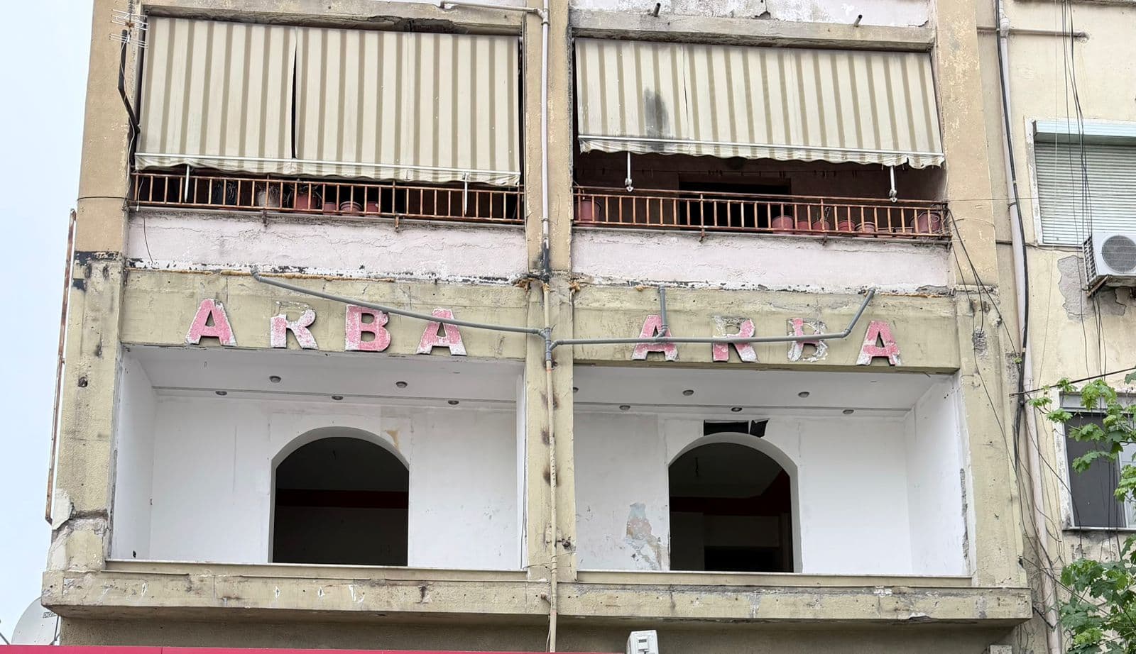 JEPET ME QERA AMBIENT BIZNESI PRANE STACIONIT TE TRENIT, DURRES 4