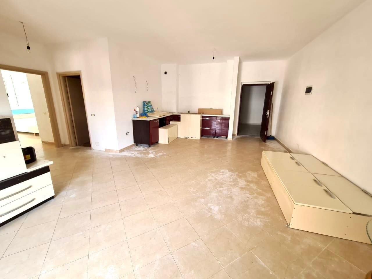 SHITET APARTAMENT 3+1 PRANE RROTES KUQE, PLAZH, DURRES.