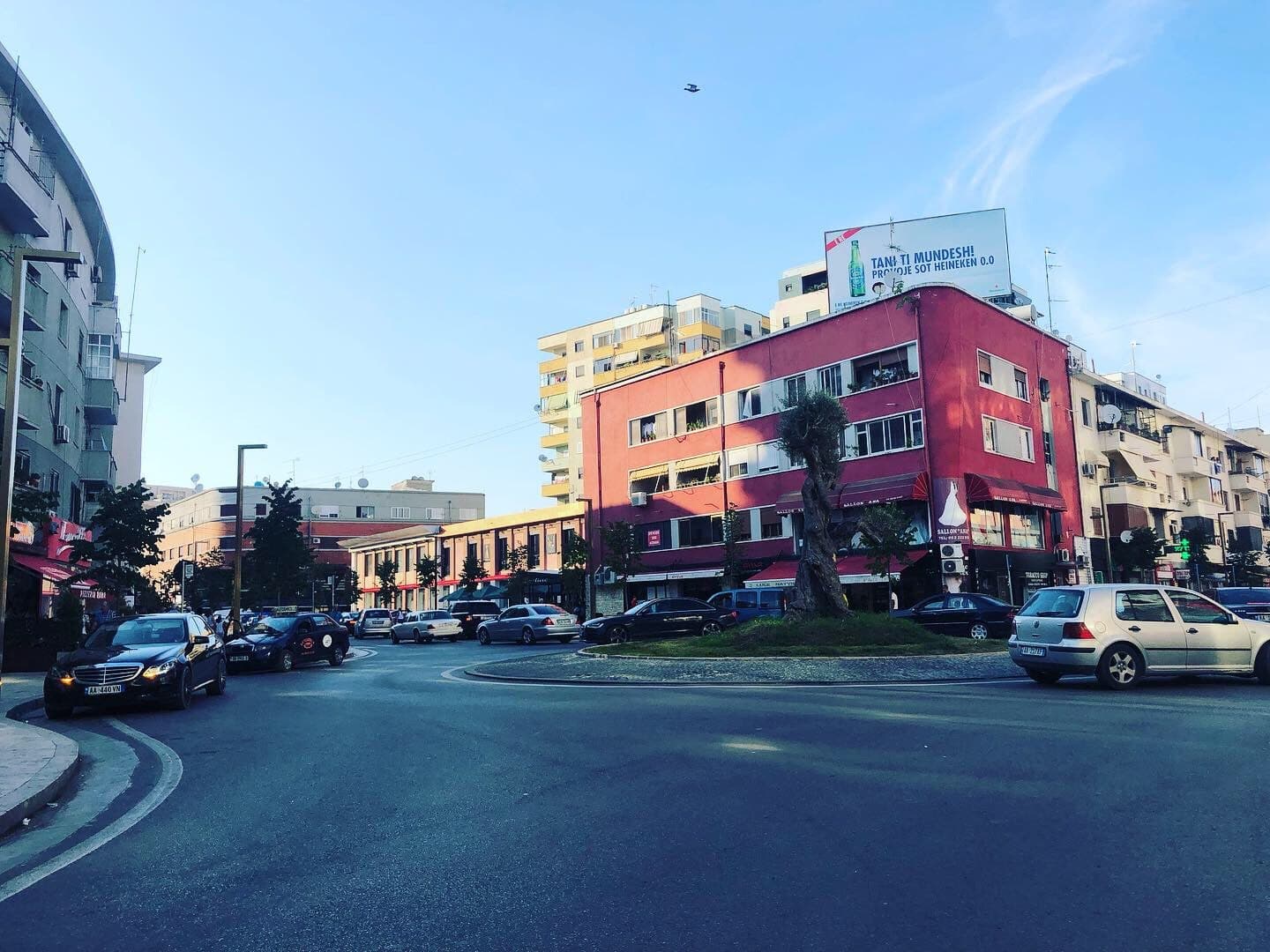JEPET ME QERA AMBJENT 165 M2 PRANE QENDRES TREGTARE FLAG SHIP,DURRES!