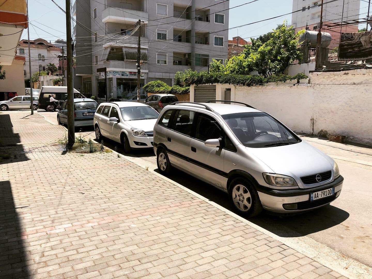 SHITET APARTAMENT 3+1 PRANE SHKOLLES EFTALI KOCI,DURRES! 4