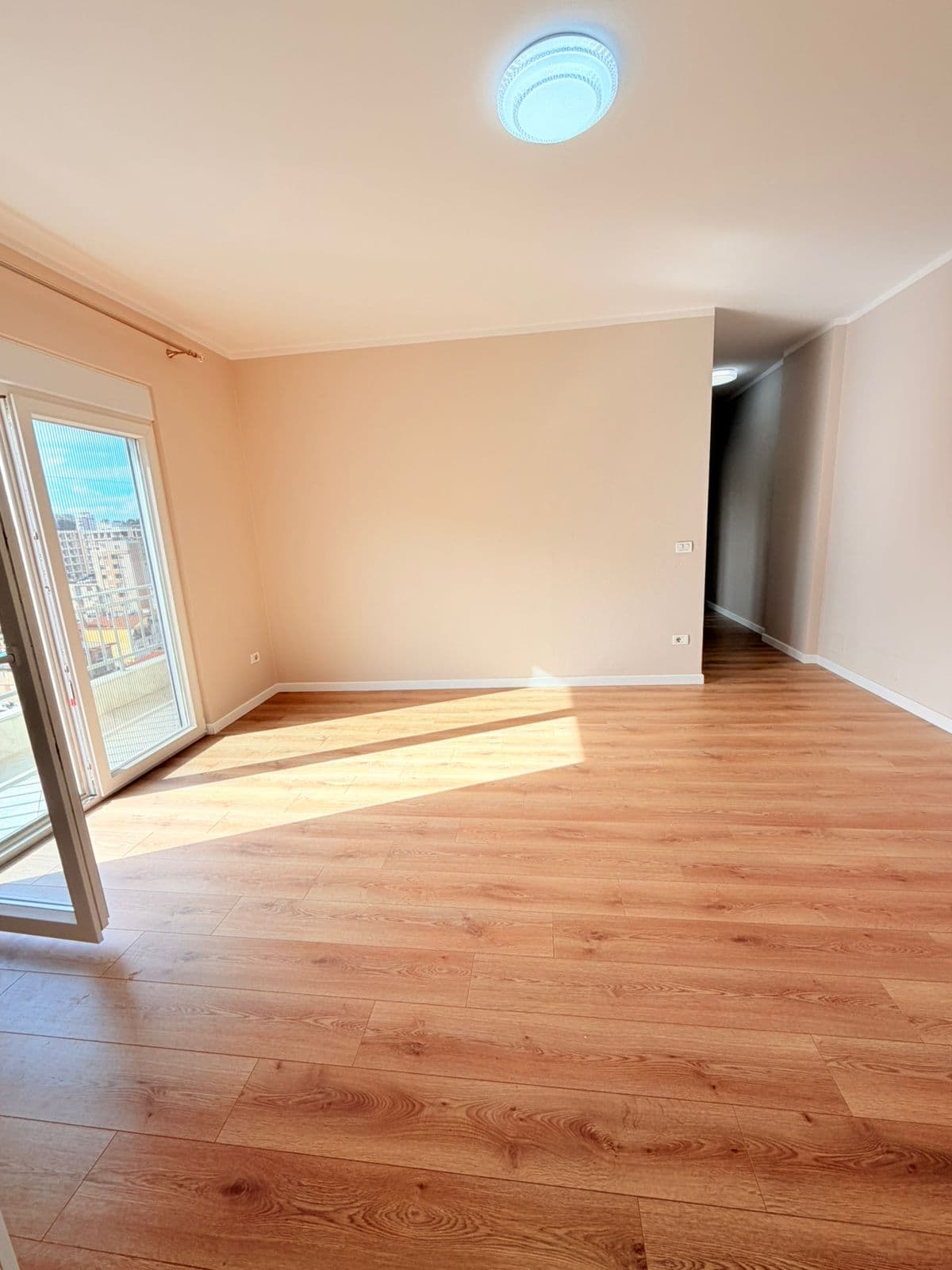 SHITET APARTAMENT 2+1 PRANË MARKATËS, DURRËS 2
