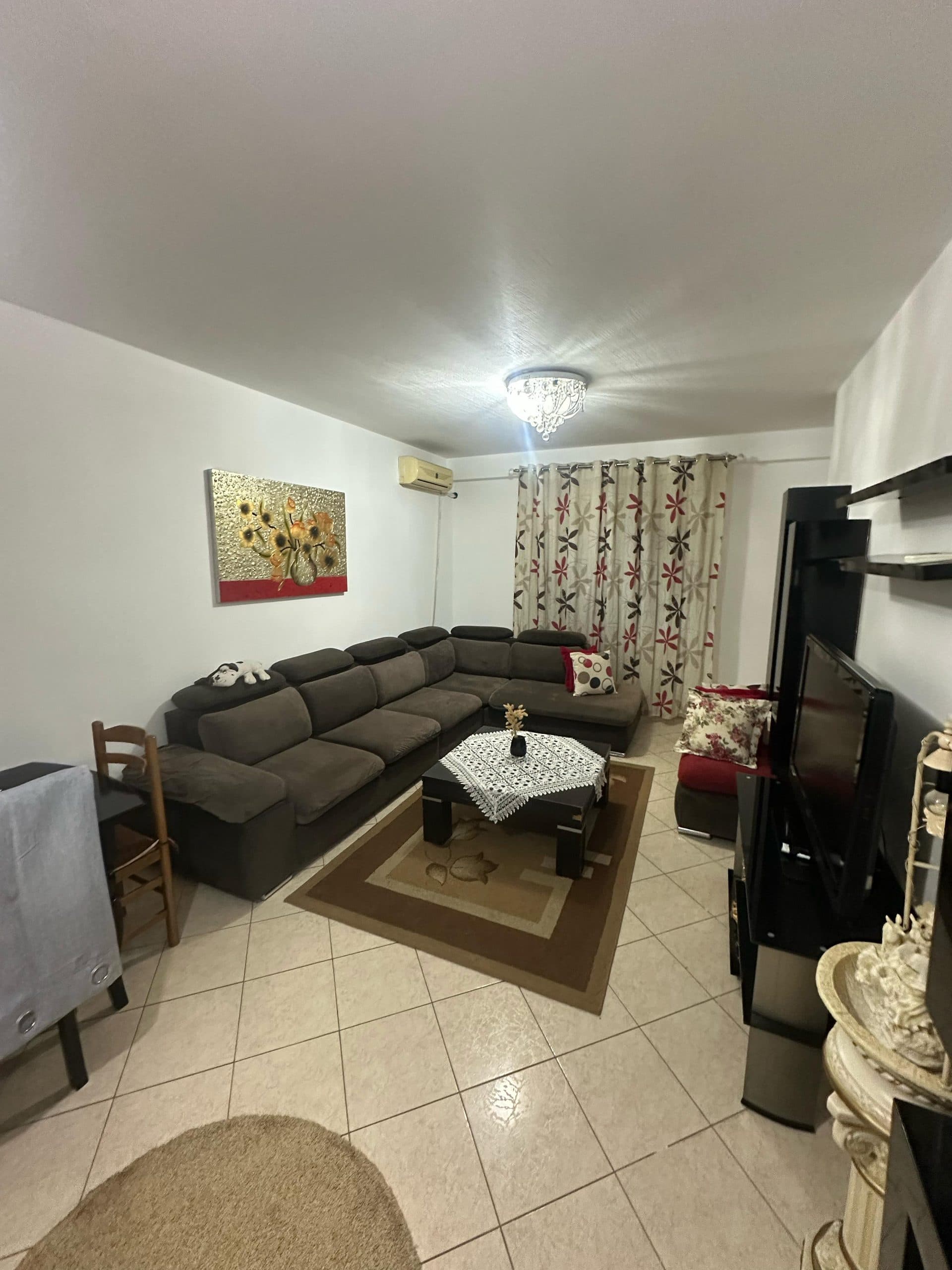 JEPET ME QERA APARTAMENT 2+1 STACIONI TRENIT, DURRES.