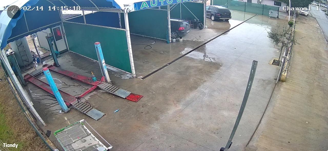 JEPET ME QERA AMBIENT BIZNESI (LAVAZH), TEK TREGU MAKINAVE, DURRES