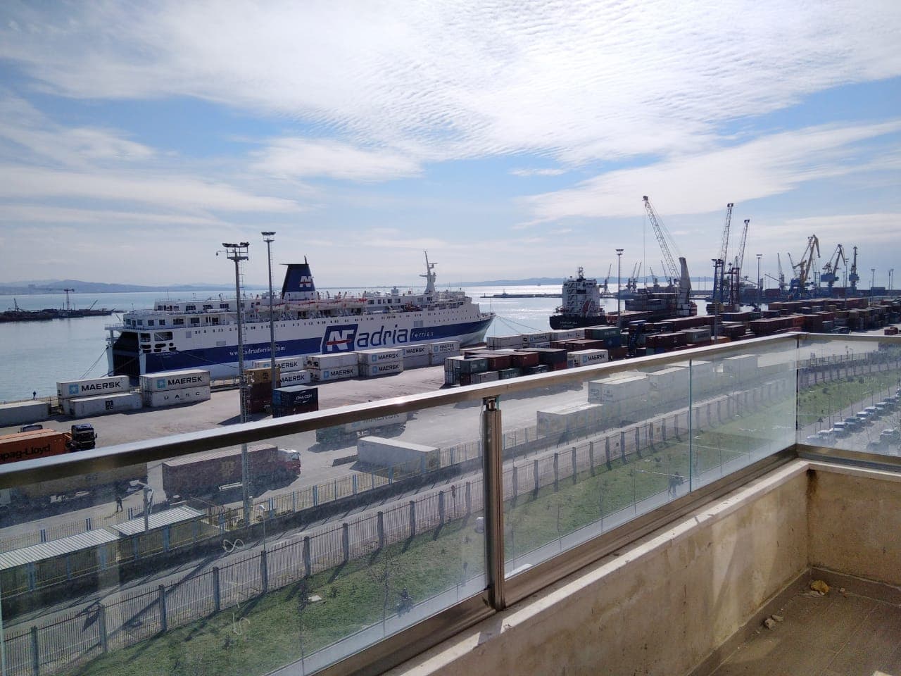SHITET APARTAMENT 2+1 ME PAMJE NGA DETI,RRUGA E PORTIT,DURRES.
