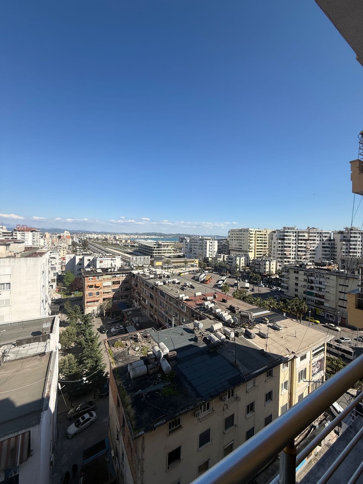 JEPET ME QERA APARTAMENT 2+1 TEK STACIONI TRENIT DURRES 2