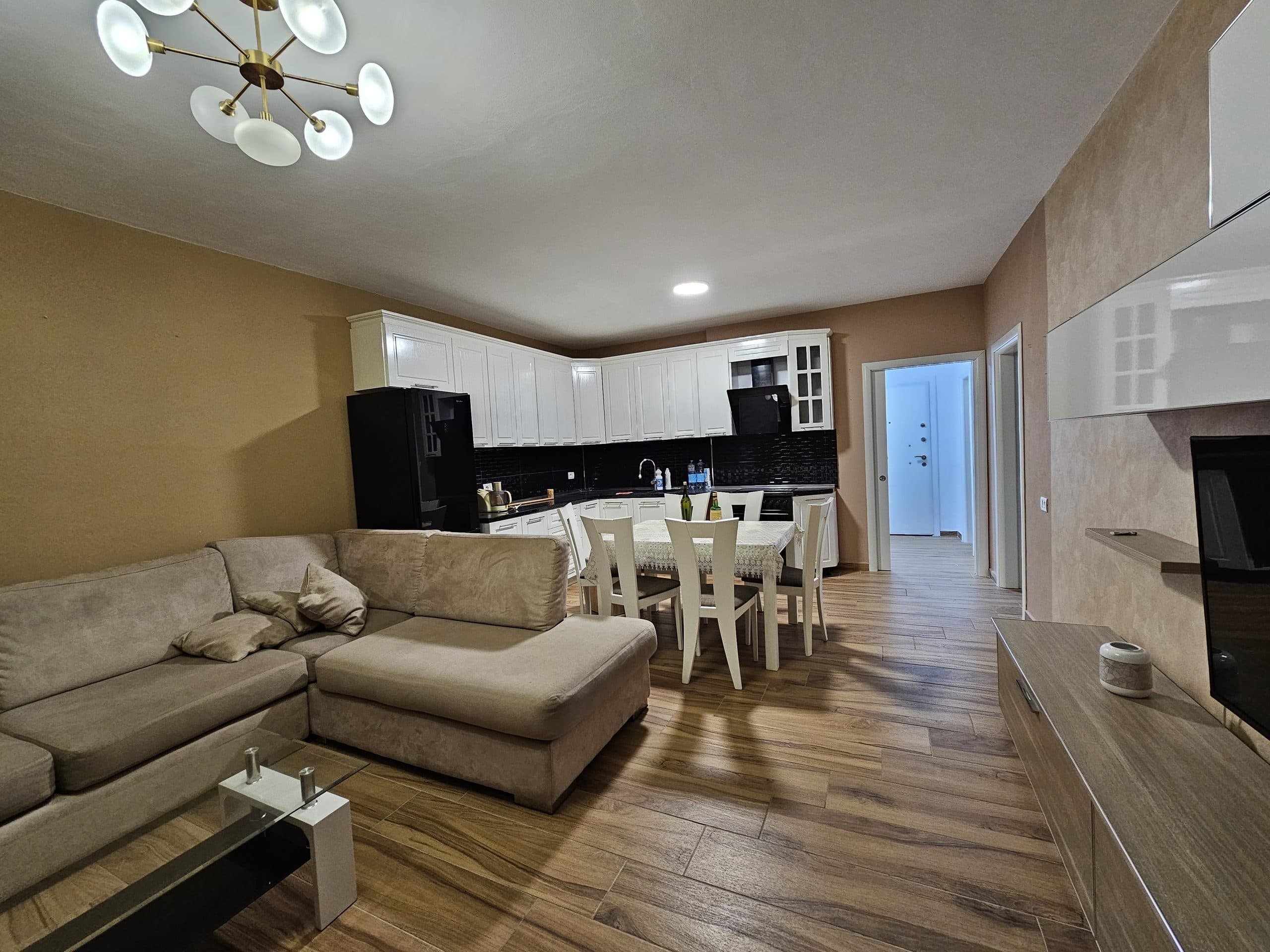 JEPET ME QERA APARTAMENT 2+1 PRANE STACIONIT TRENIT, DURRES.