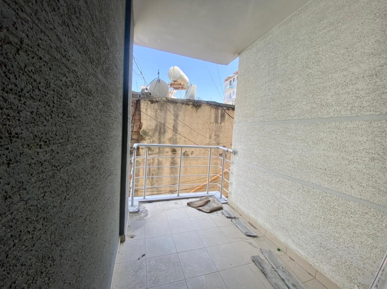 SHITET APARTAMENT 2+1 ME PAMJE NGA DETI PRANE RROTES SE KUQE, DURRES. 4