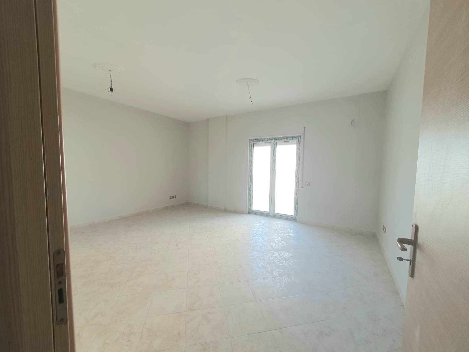 SHITET APARTAMENT 2+1 ME PAMJE NGA DETI PRANE PISTA KOSOVA PLAZH,DURRES.