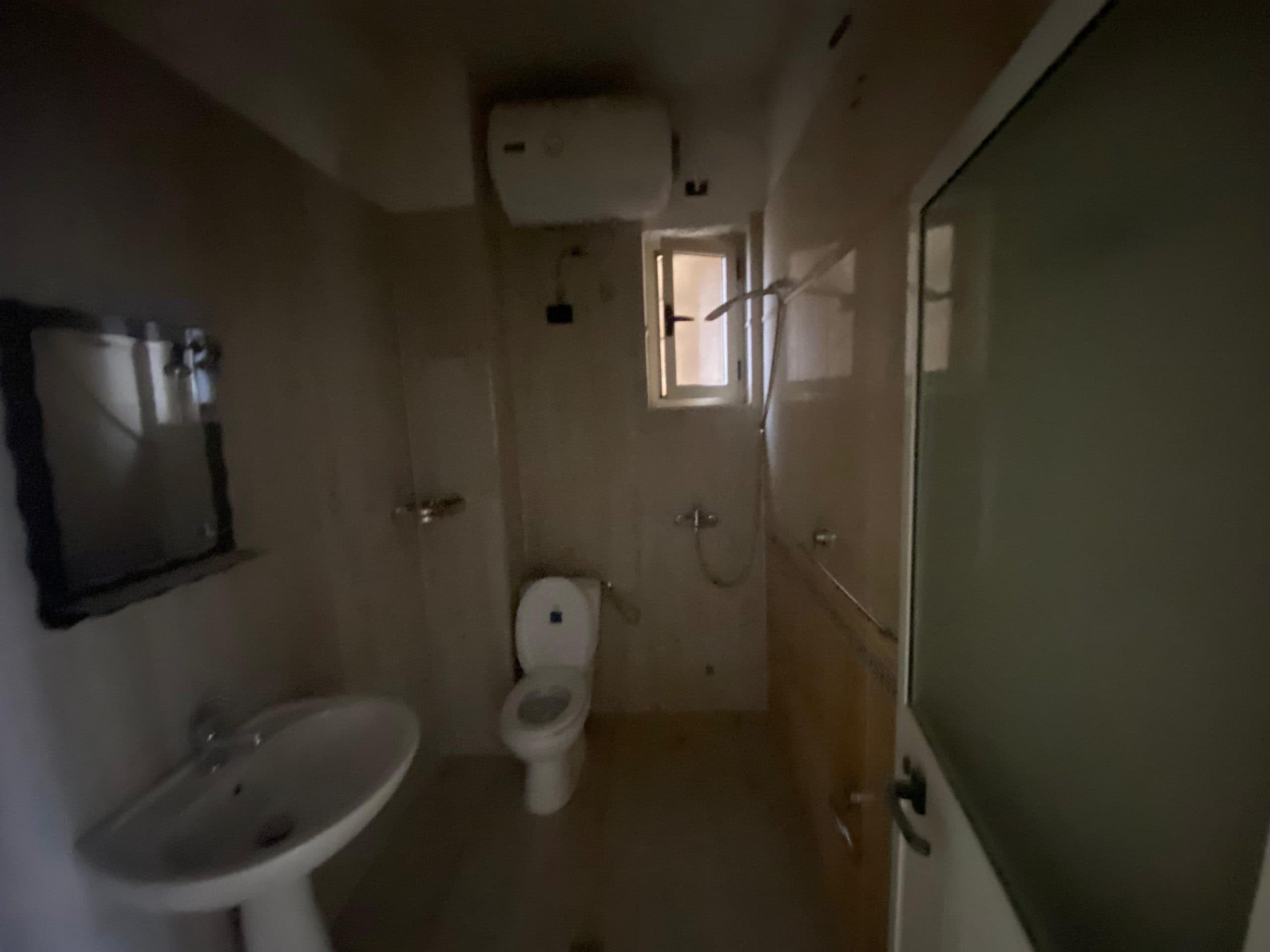 JEPET ME QERA AMBIENT BIZNESI PRANE SPITALIT, DURRES. 4
