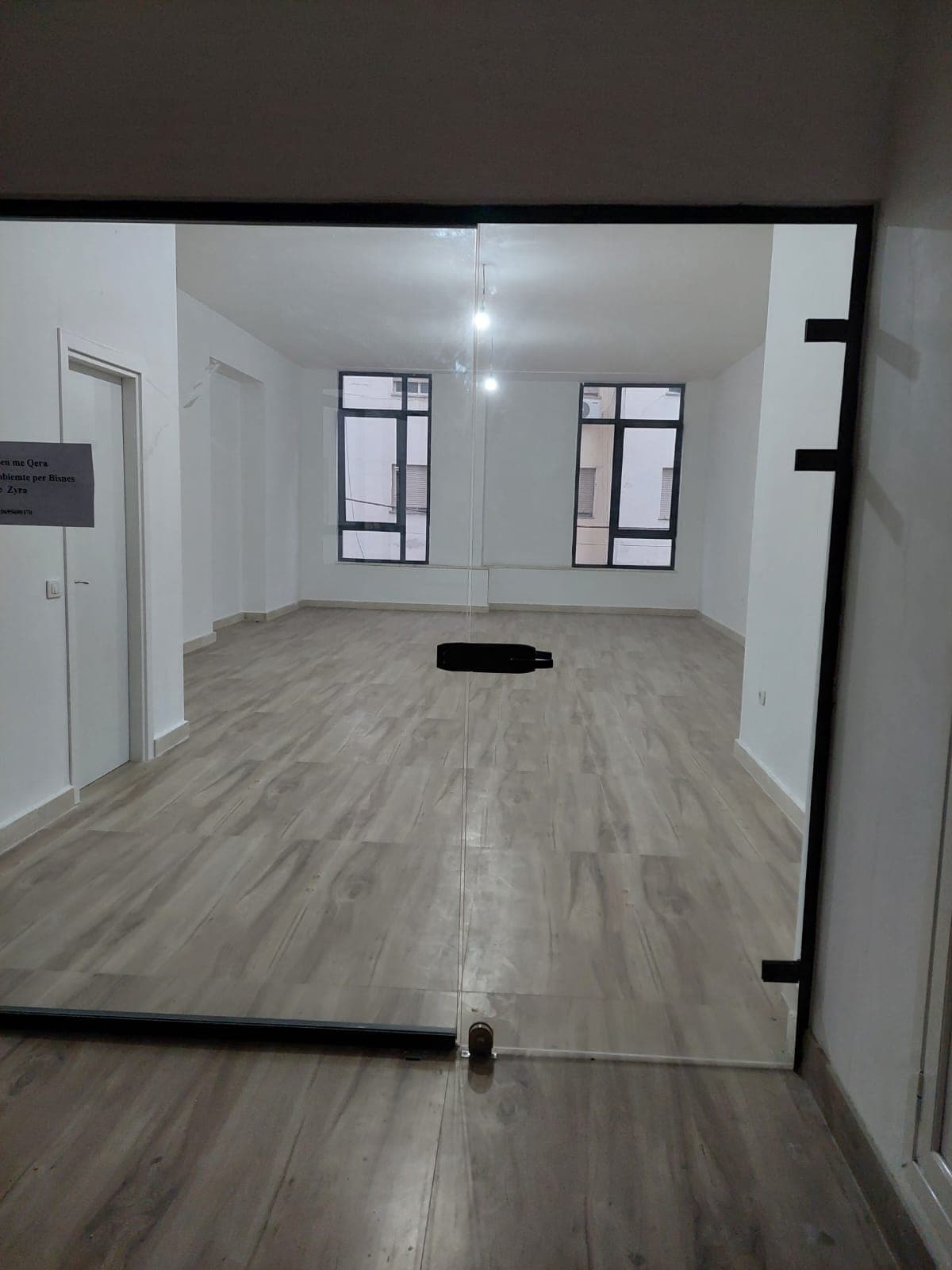 JEPET ME QERA AMBIENT BIZNESI PRANE DONIKA CENTER, TIRANE 3