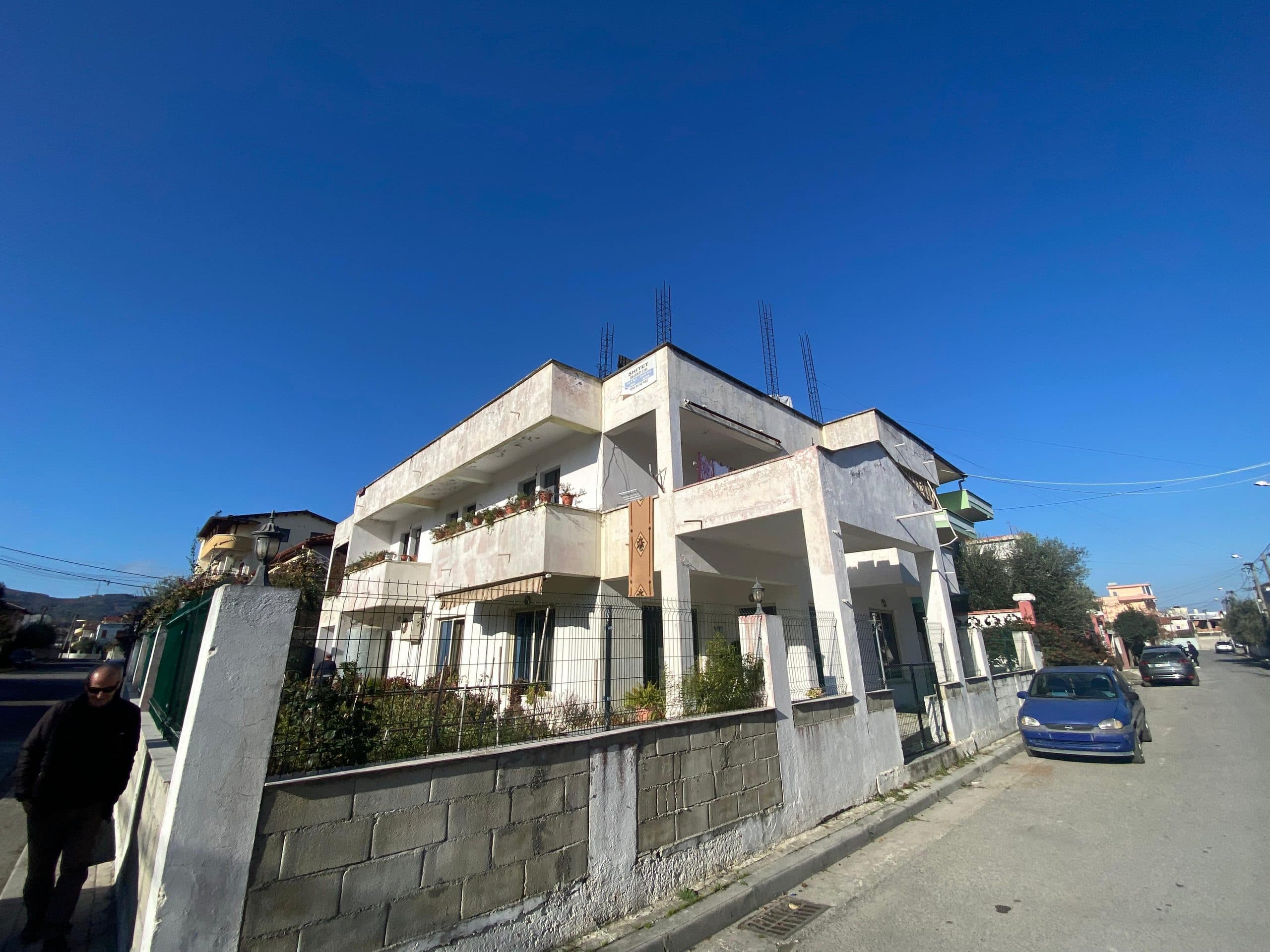 SHITET VILE , PRANE STADIUMIT, DURRES. 3