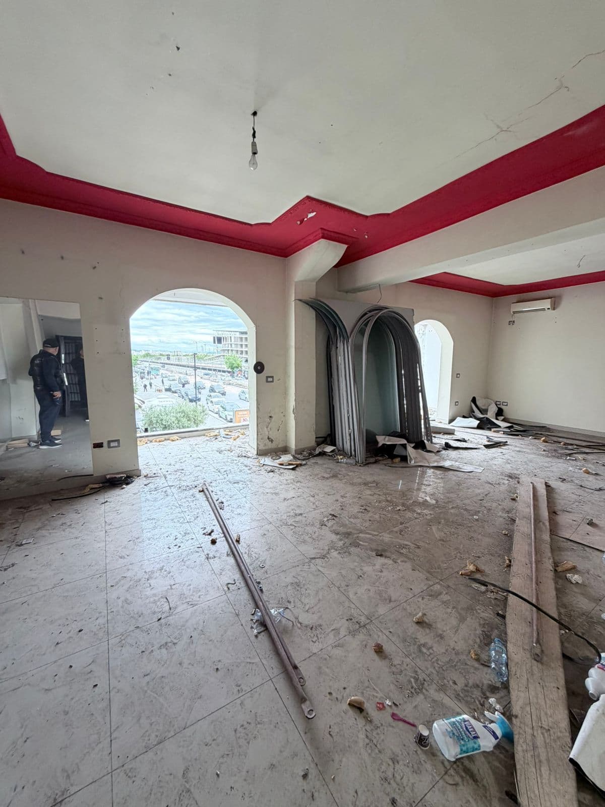 JEPET ME QERA AMBIENT BIZNESI PRANE STACIONIT TE TRENIT, DURRES 3
