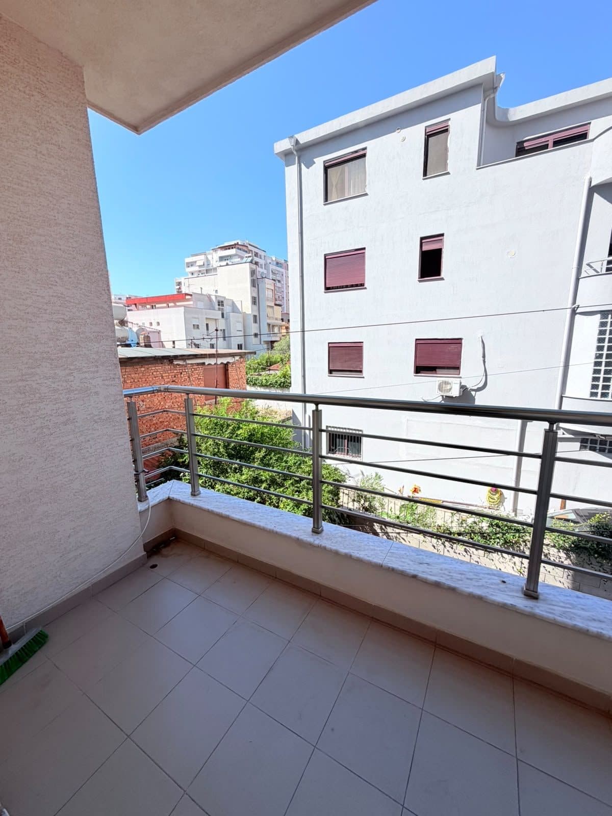 JEPET ME QERA APARTAMENT 1+1 PRANE KAZAZIT, DURRES 3