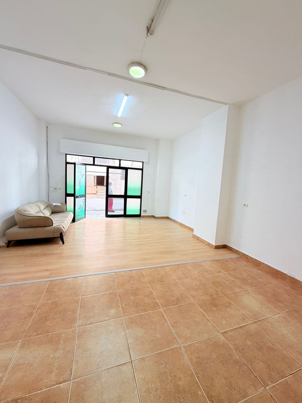 JEPET ME QERA AMBIENT BIZNESI PRANE UJSJELLSIT, DURRES