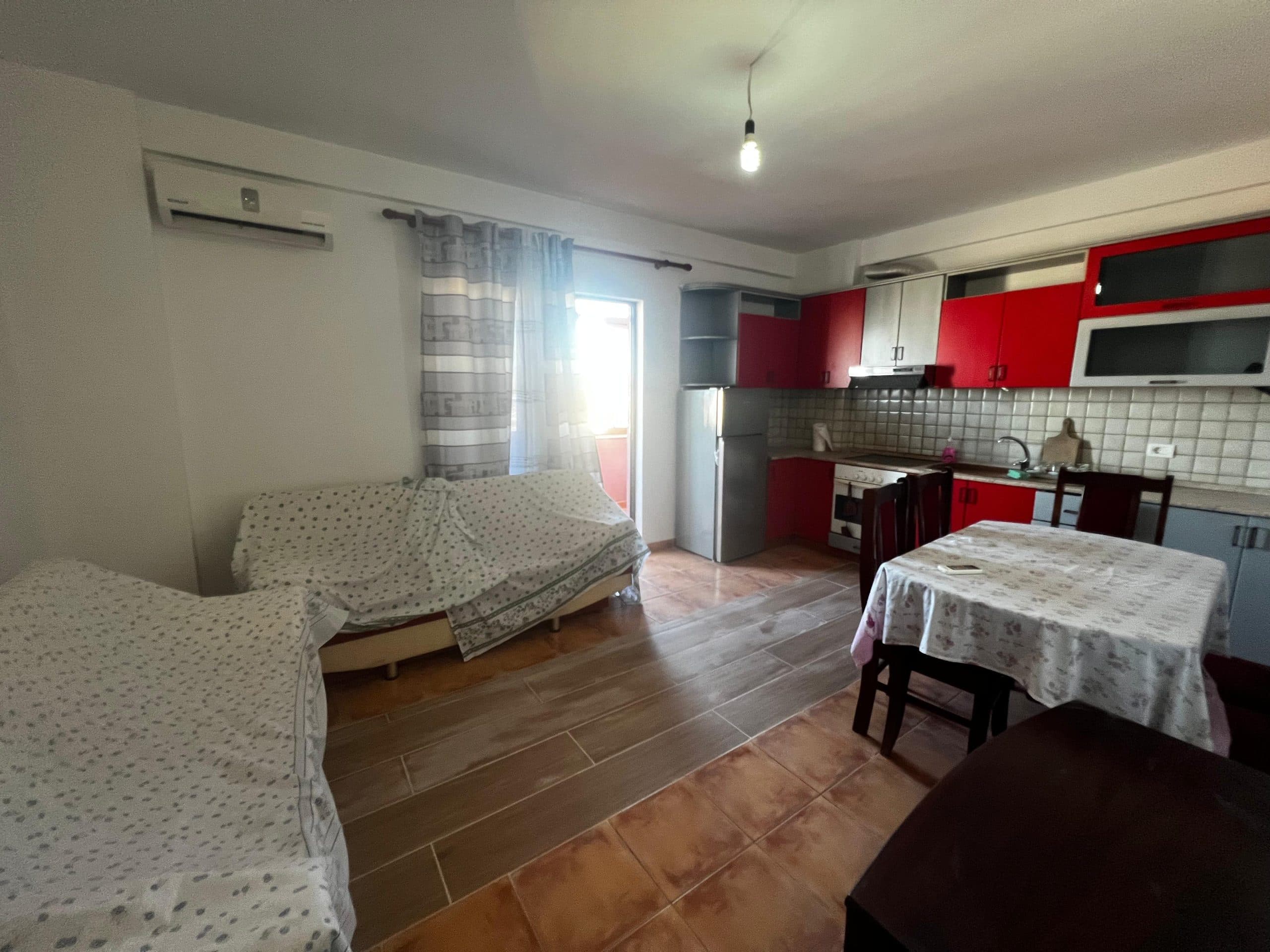 SHITET APARTAMENT 1+1, PERBALLE KOMPLEKSIT FLORIDA, PLAZH, DURRES.