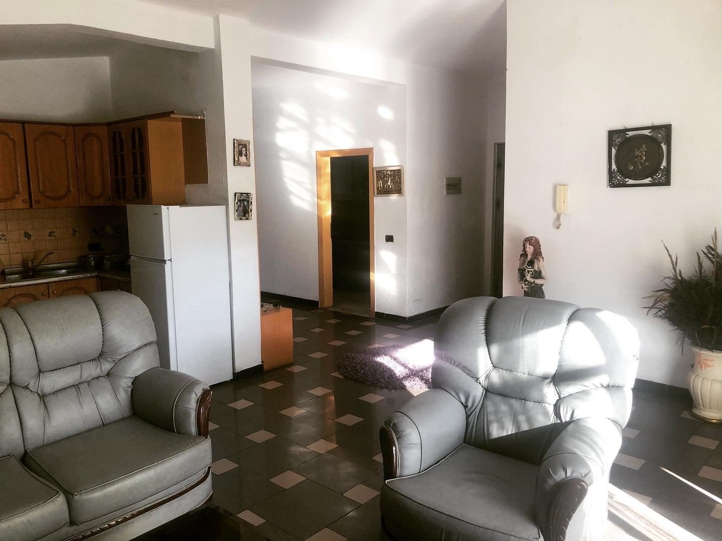SHITET APARTAMENT 3+1 PRANE TREGUT FSHATAR,DURRES! 3