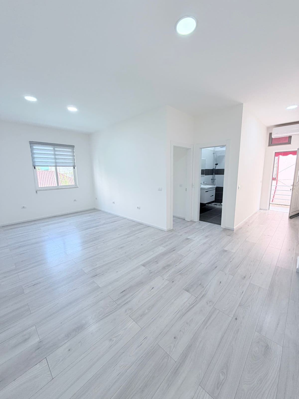 JEPET ME QERA AMBIENT BIZNESI TEK KAZAZI, DURRES
