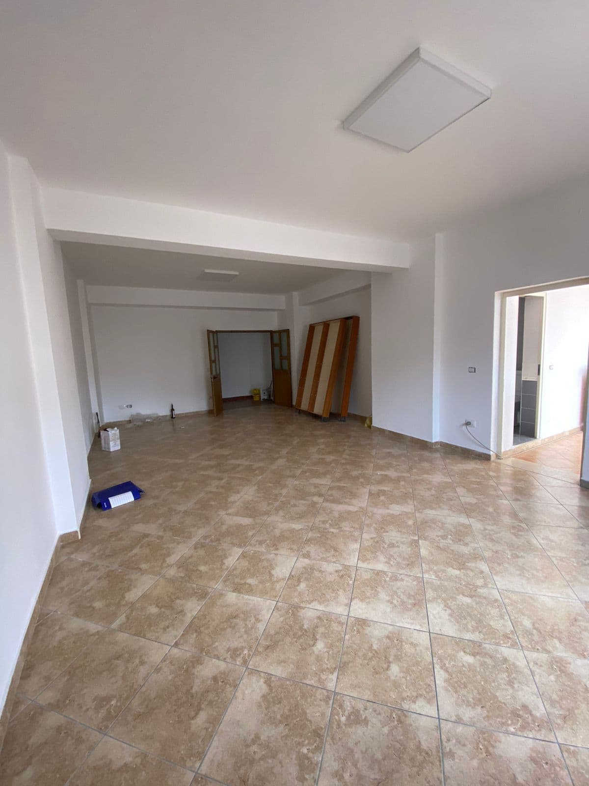 JEPET ME QERA AMBIENT BIZNESI PRANE POLIKLINIKES,QENDER,DURRES . 2