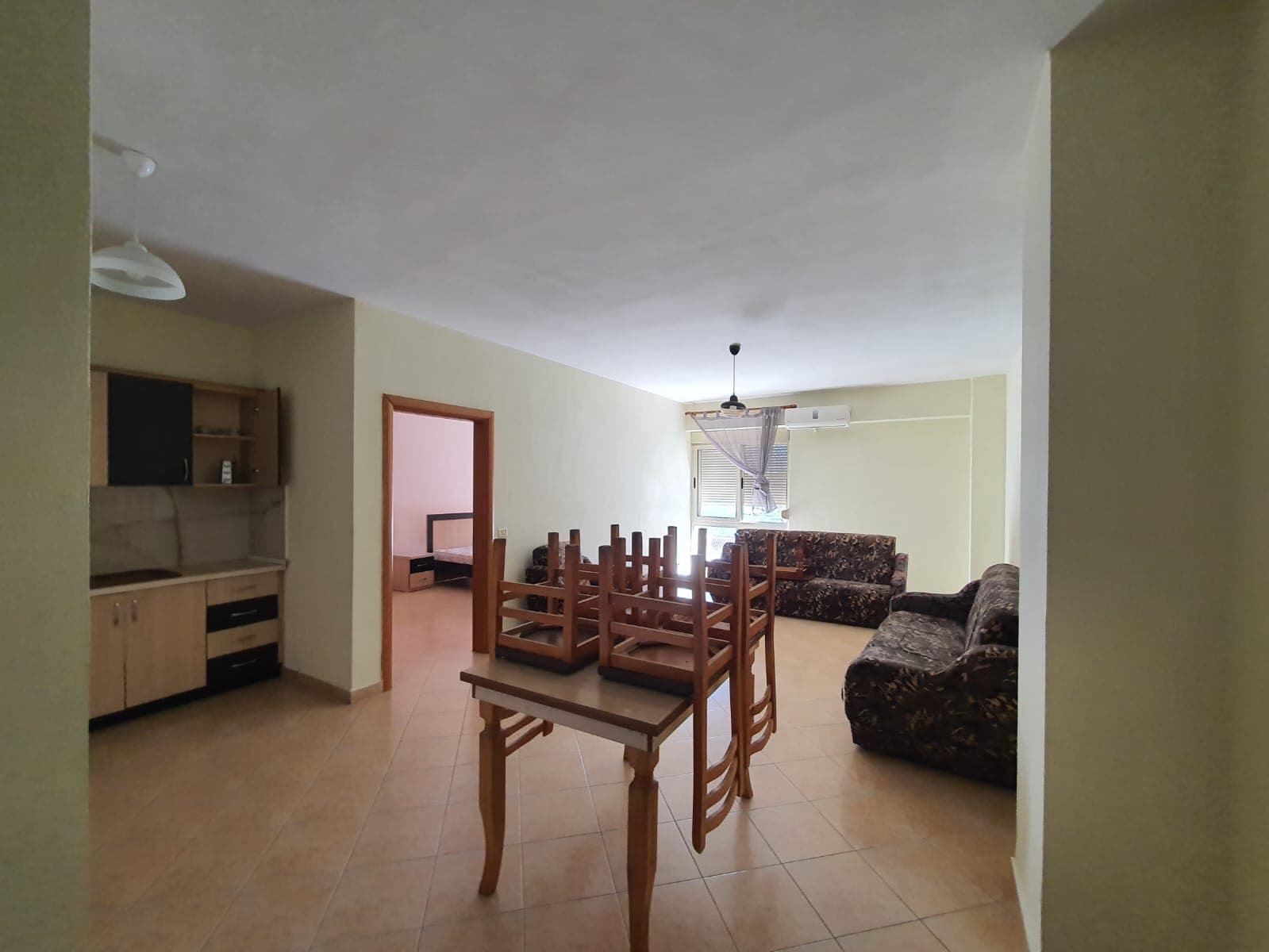 JEPET ME QERA APARTAMENT 1+1 PRANE EXTRA MARKET,PLAZH,DURRES.