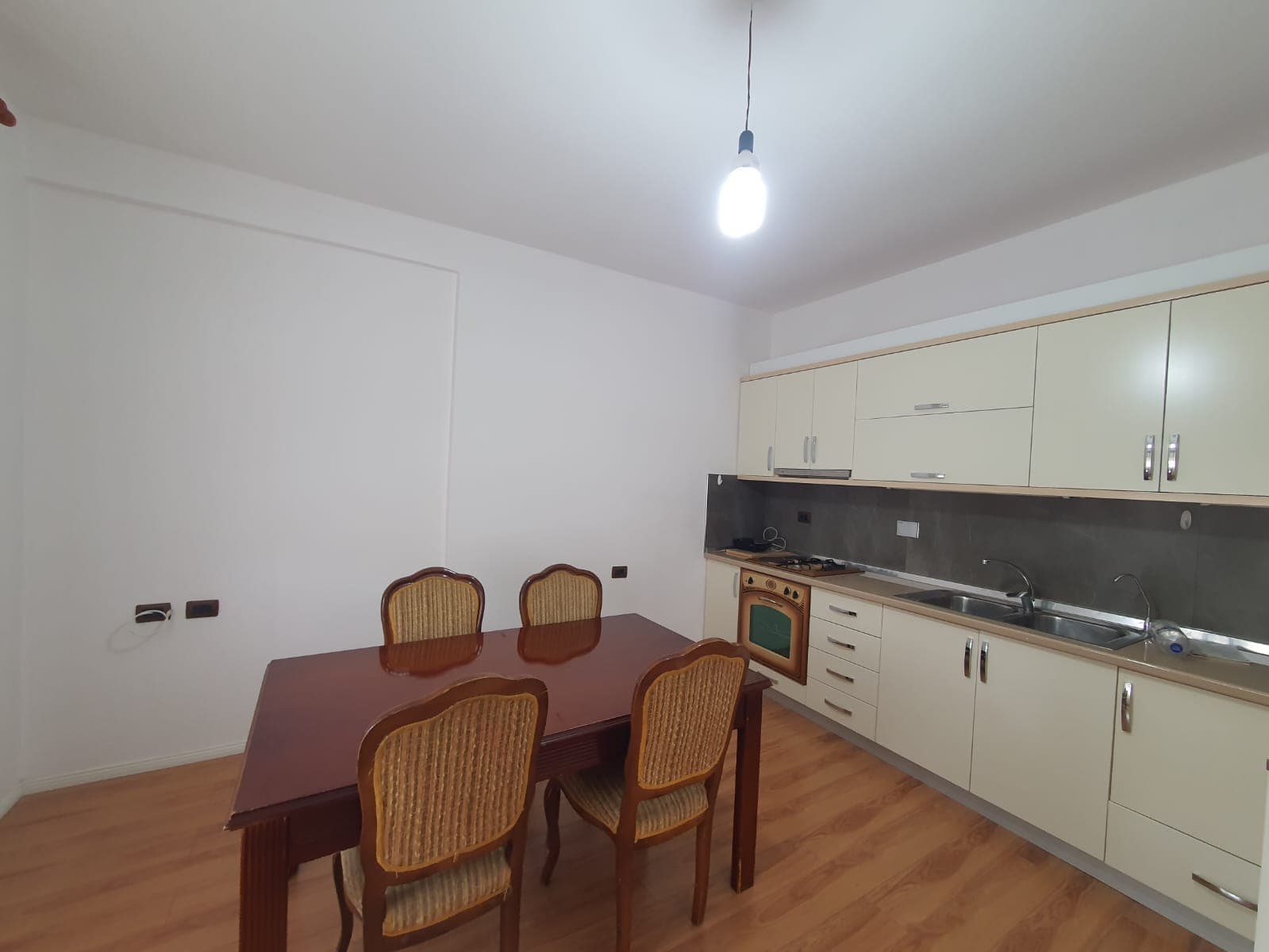 JEPET ME QERA APARTAMENT 2+1 PRANE SHKOLLES 2 GJELAT,DURRES. 2
