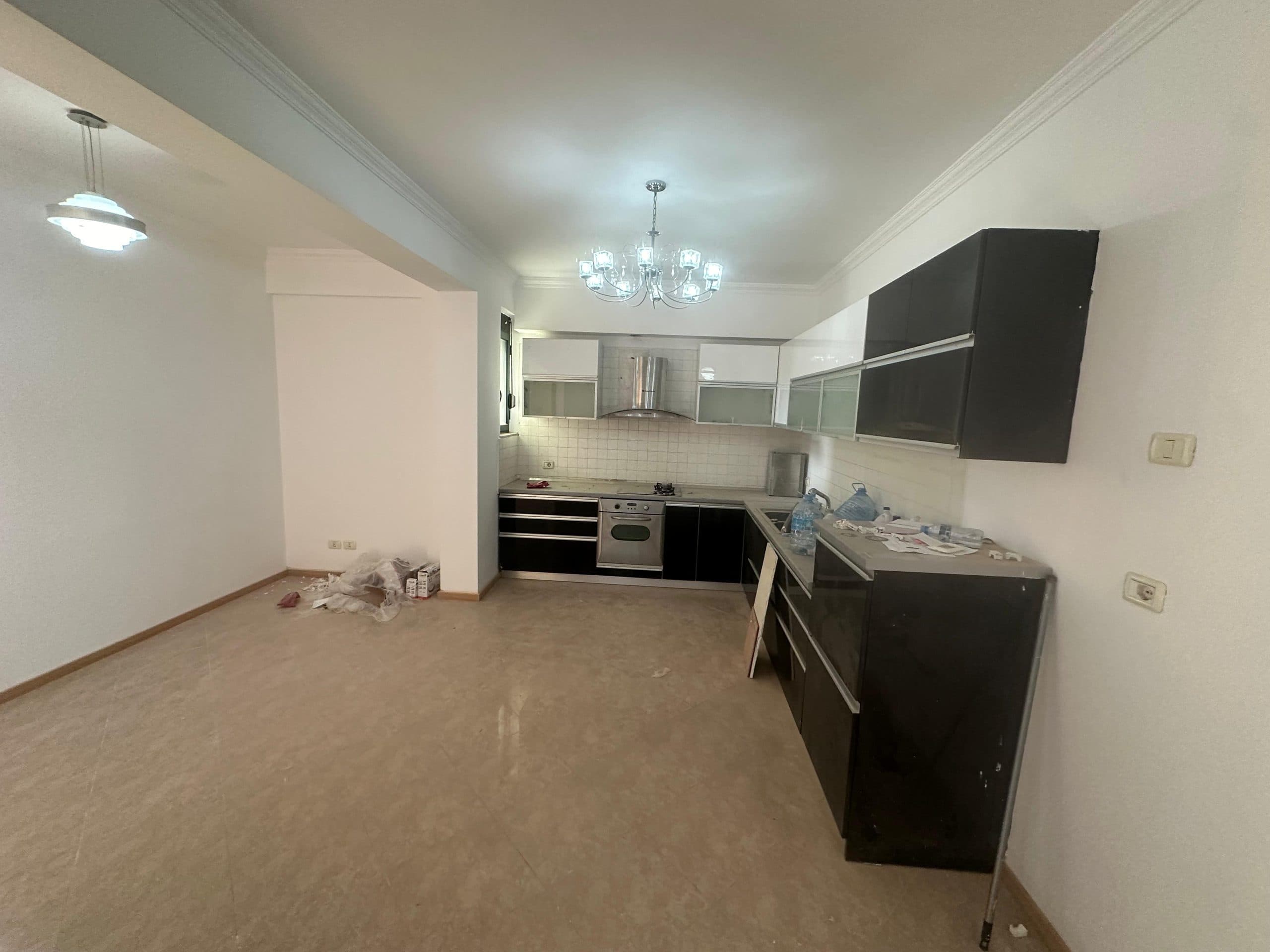 SHITET APARTAMENT 2+1, PRANE SHKOLLES EFTALI KOCI, DURRES.