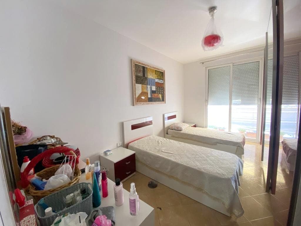 SHITET APARTAMENT 1+1 PRANE KAZAZIT RRUGA MUJO ULQINAKU,DURRES. 4