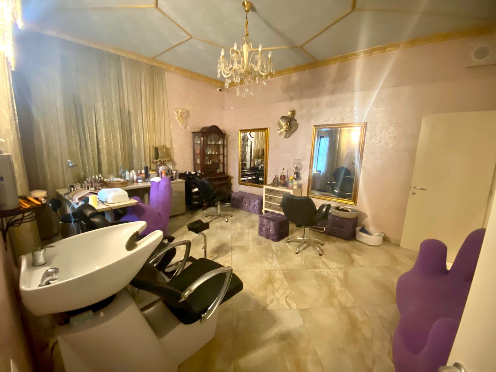 JEPET ME QERA AMBIENT BIZNESI “ESTETIKE PARUKERI MASAZH” PRANE FLAGSHIP CENTER, DURRES.