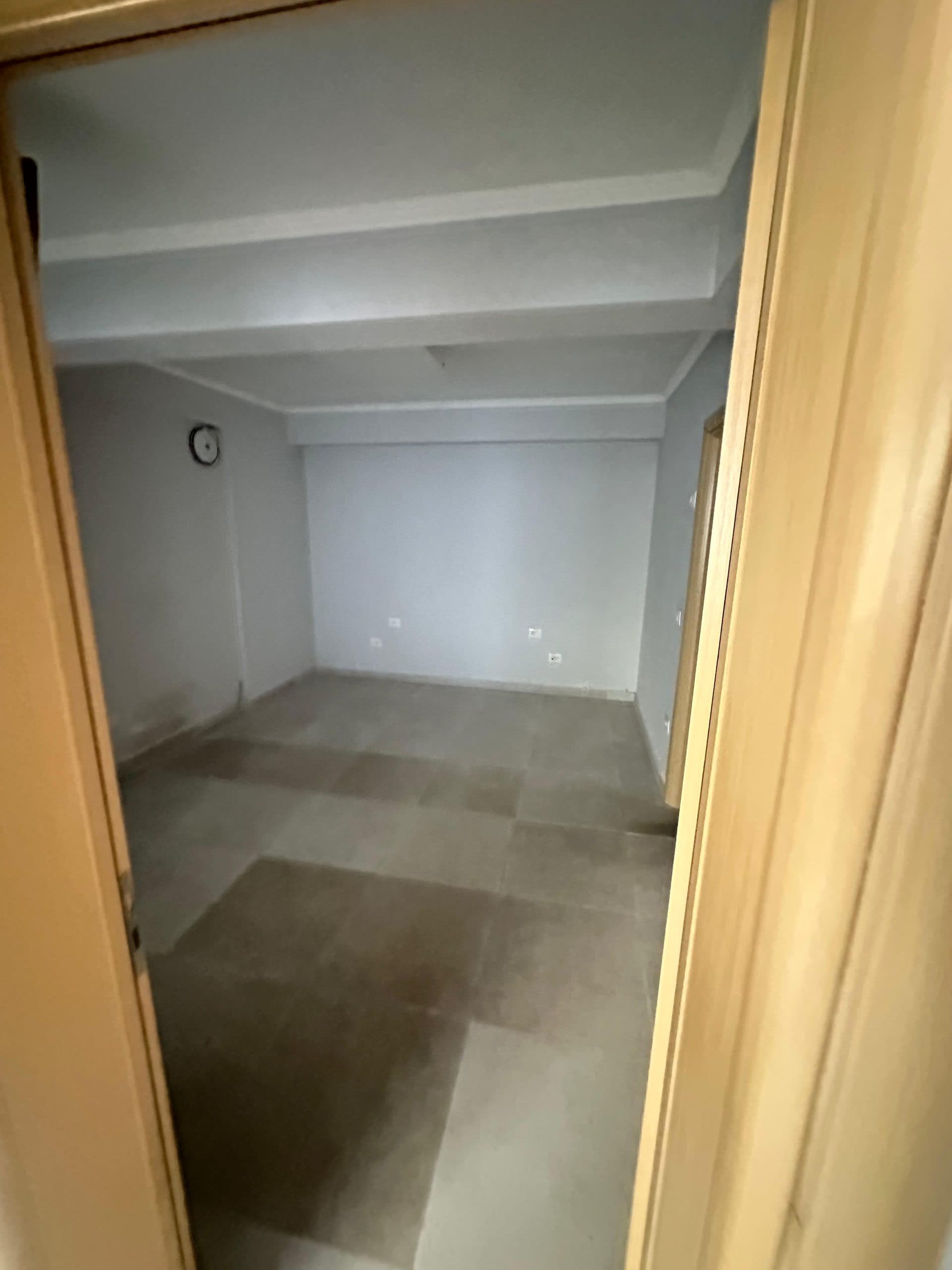 JEPET ME QERA AMBIENT BIZNESI PRANE RRUGES SE PORTIT, DURRES. 4