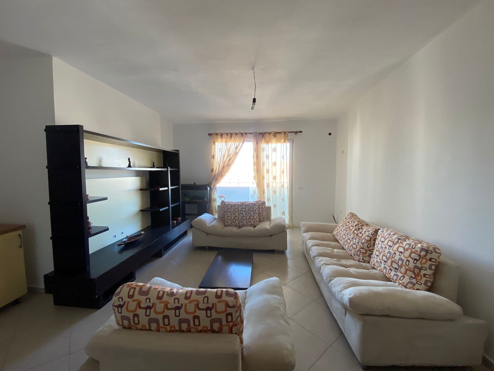 JEPET ME QERA APARTAMENT 1+1 PRANE STACIONIT TE TRENIT,DURRES
