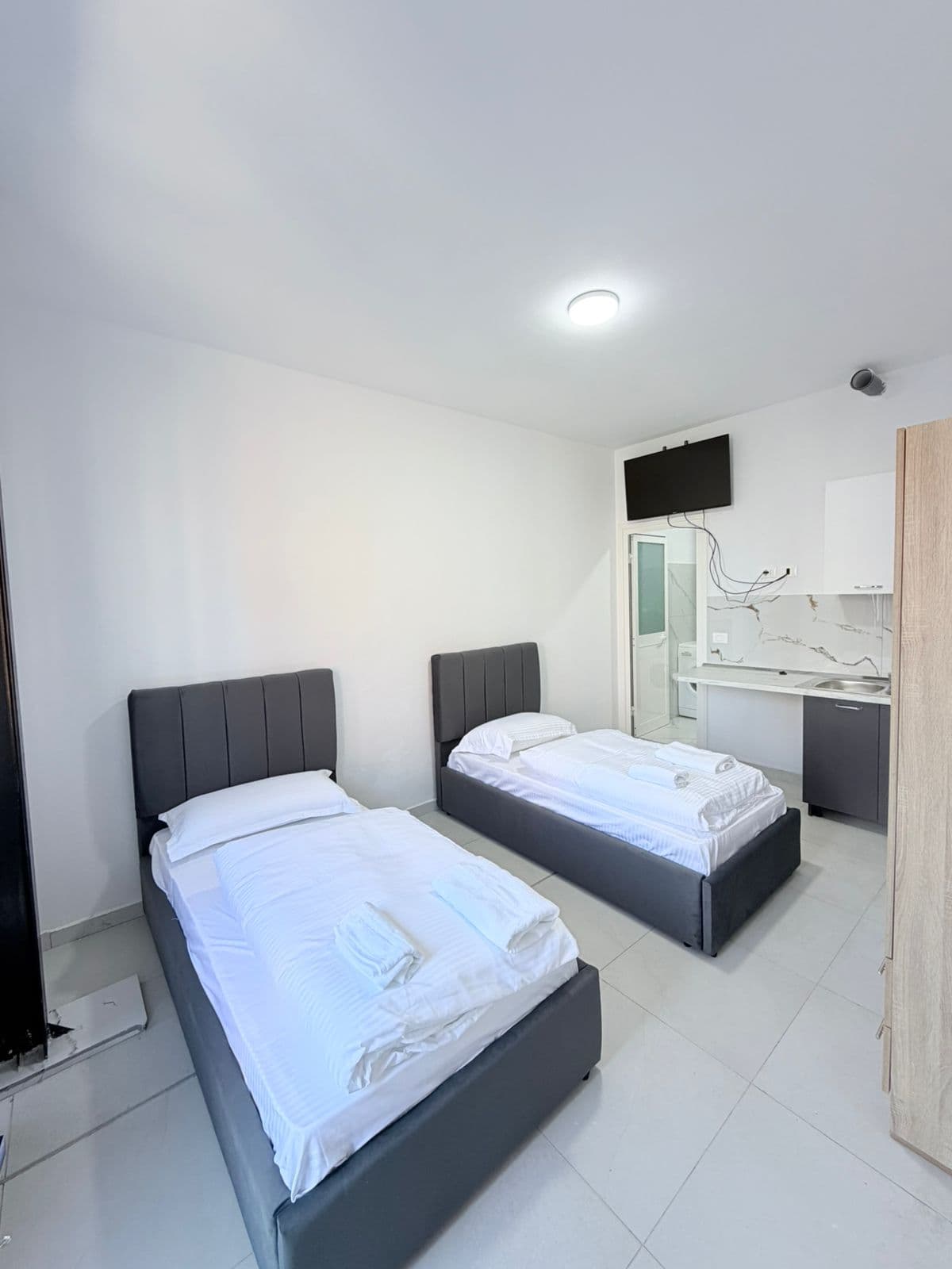 JEPEN ME QERA 5 GARSONIERE PRANE SHKOLLES EFTALI KOCI, DURRES