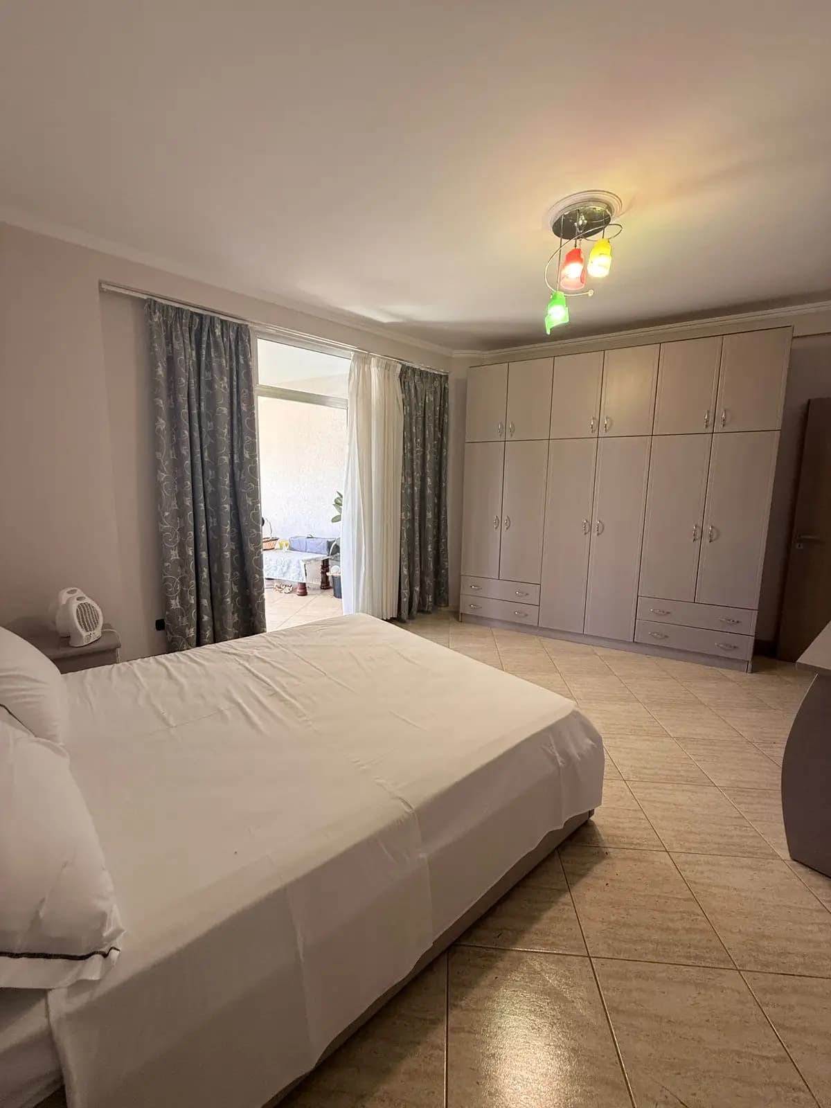 JEPET ME QERA APARTAMENT 2+1 TEK RRUGA PORTIT