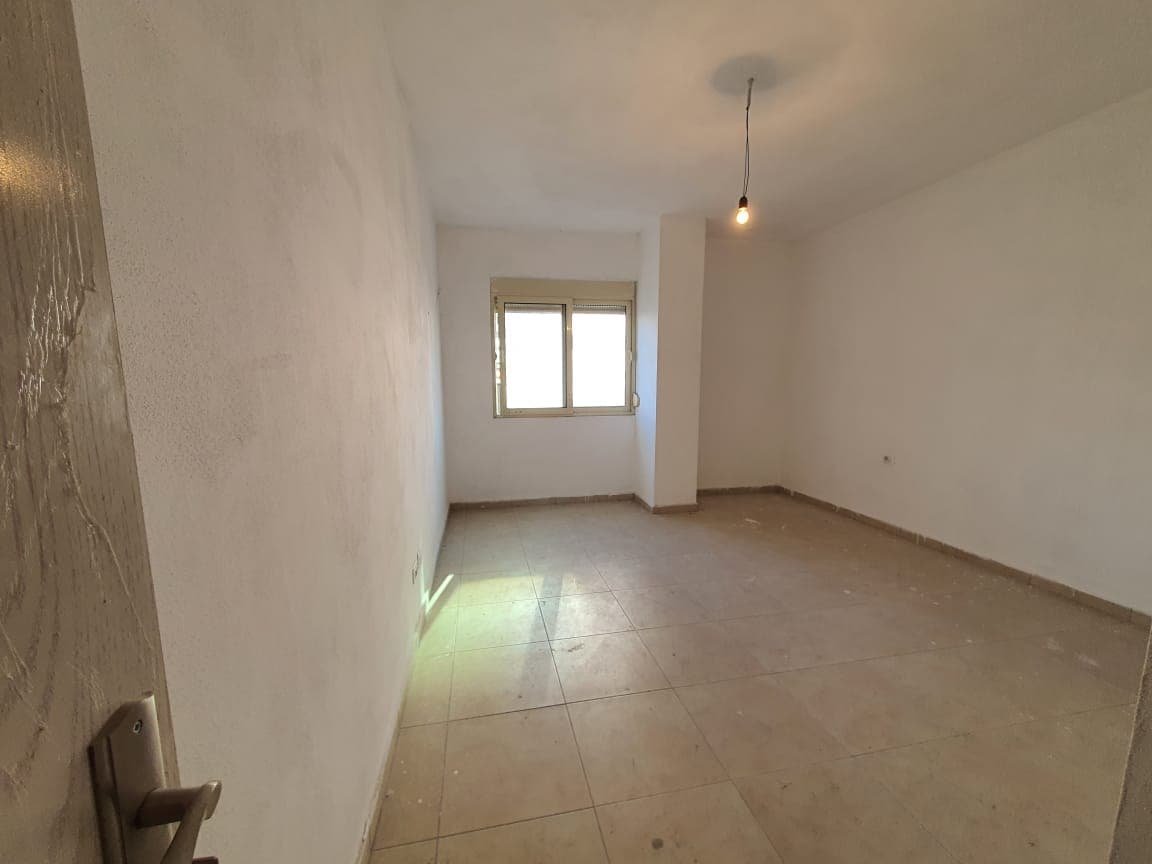 SHITET APARTAMENT 2+1 LAGJA 5 PRANE ISH RAJONIT,DURRES. 4