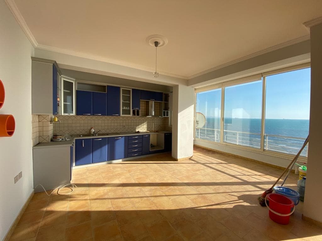 SHITET APARTAMENT 2+1 PERBALLE DETIT RRUGA PAVARESIA, PRANE HOTEL ADRIATIK, DURRES.
