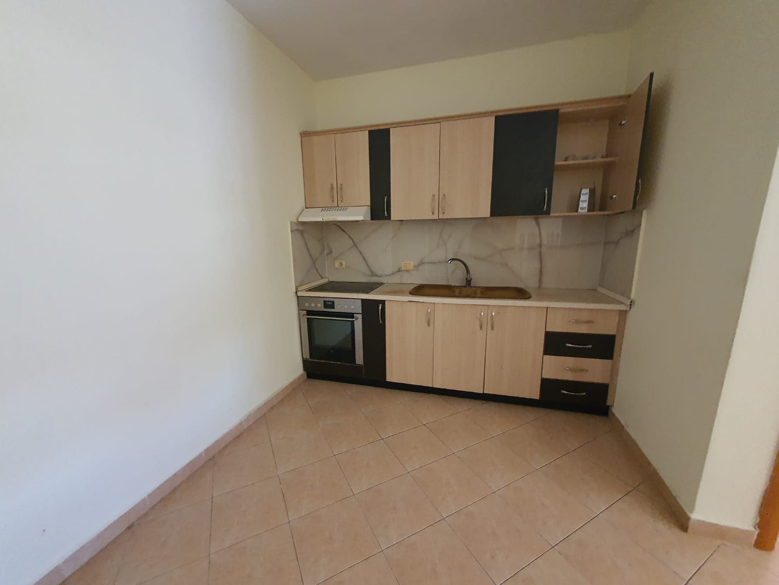 JEPET ME QERA APARTAMENT 1+1 PRANE EXTRA MARKET,PLAZH,DURRES. 4