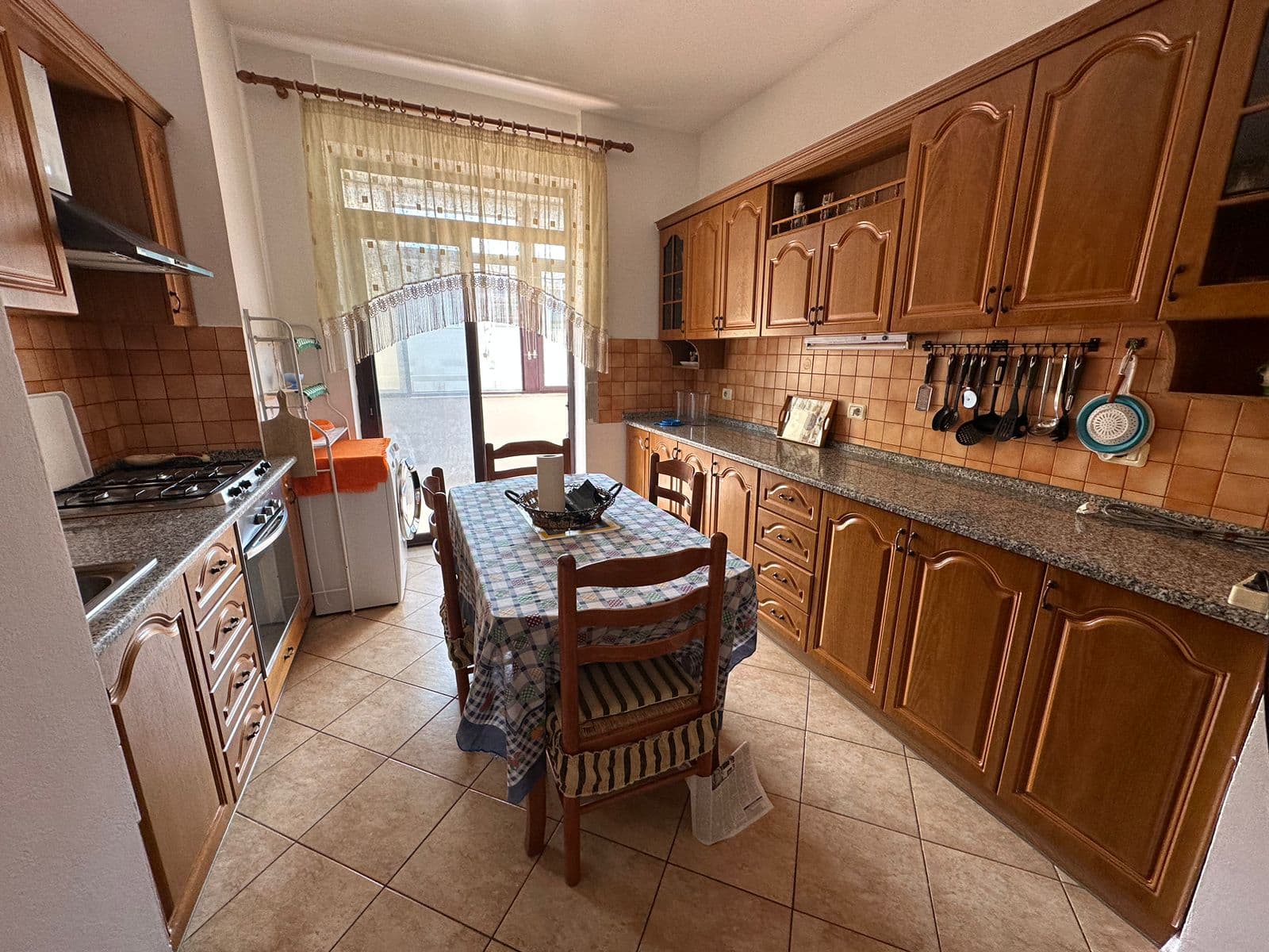 JEPET ME QERA APARTAMENT 2+1 PRANE STACIONIT TE TRENIT, DURRES 2