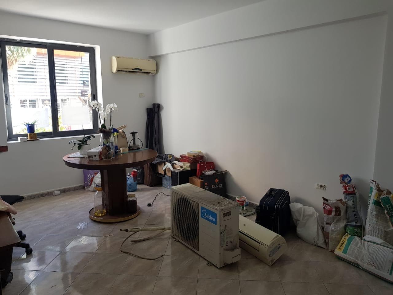 JEPET ME QERA AMBIENT BIZNESI PERBALL QENDRES TREGTARE FLAGSHIP, DURRES.
