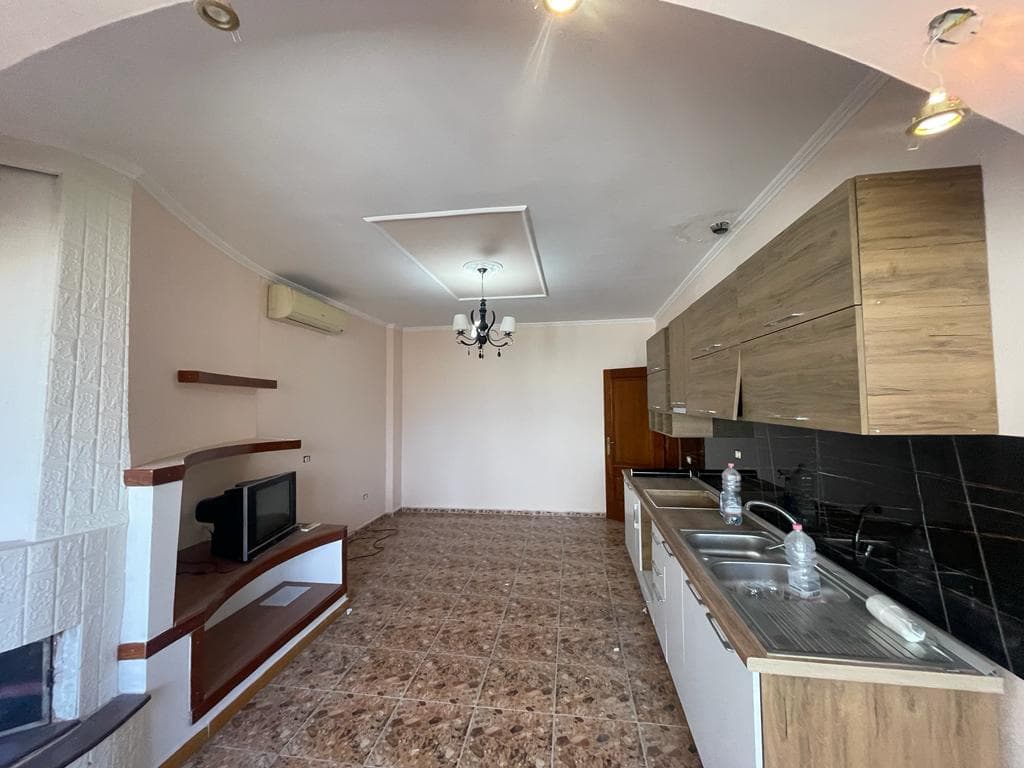 SHITET APARTAMENT 2+1 PRANE MARKATES QENDER,DURRES. 2