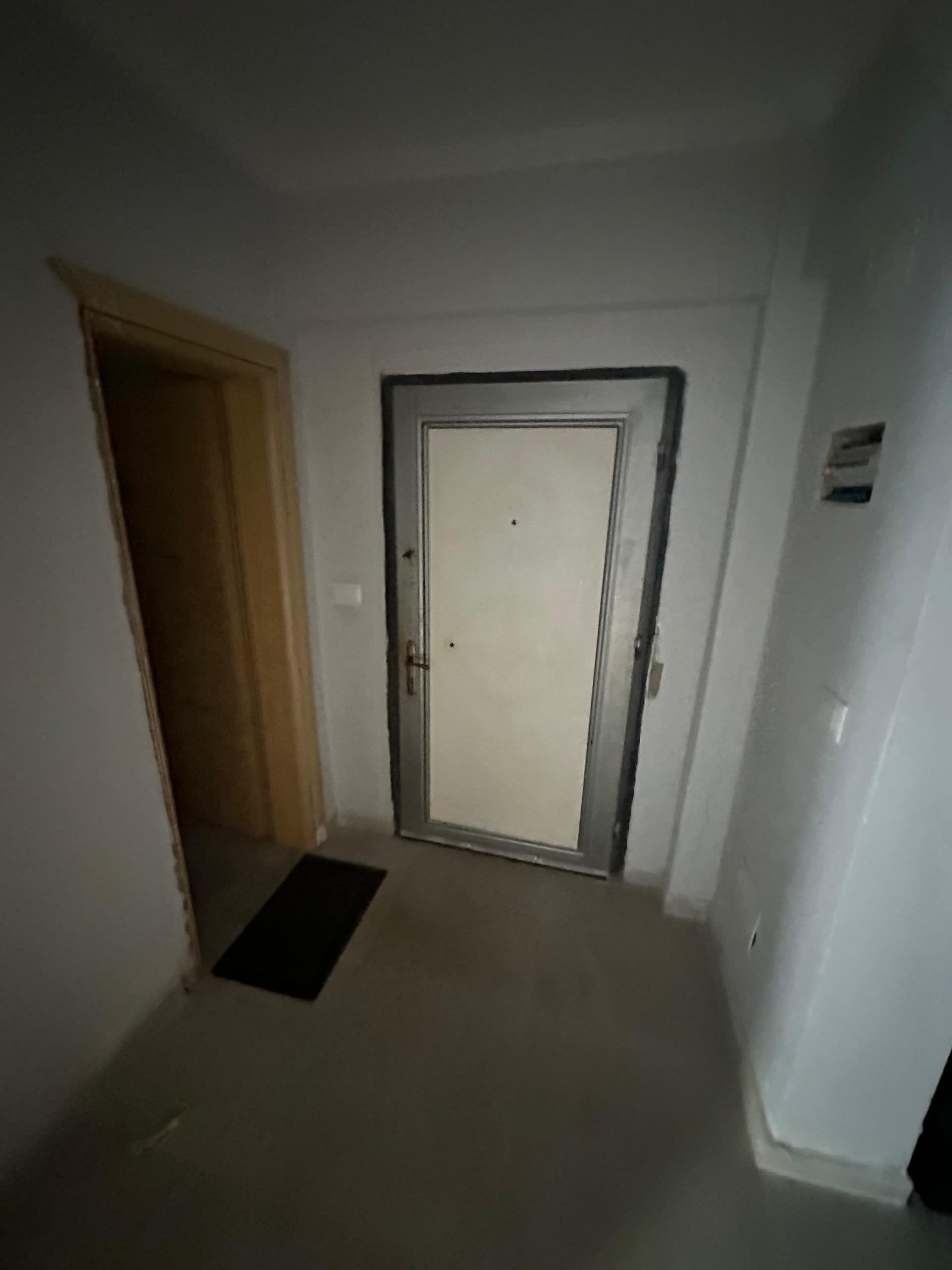 JEPET ME QERA AMBIENT BIZNESI PRANE RRUGES SE PORTIT, DURRES. 2